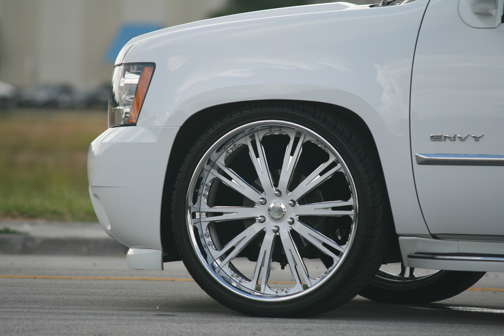 Chevy Tahoe on 26 Lladro with Chrome and Color-matched centers