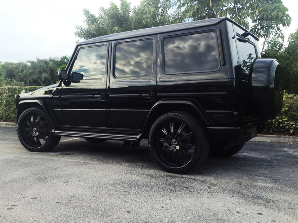 Mercedes G-Wagon on 24″ Full Gloss Black Lladro (2)